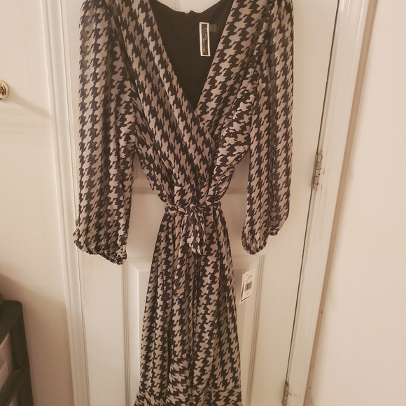 Dress - Picture 1 of 4